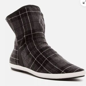 Sanuk Kat Sphynx Gray/Black Plaid Ankle Bootie 9